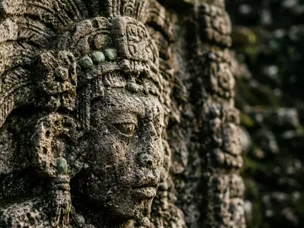 Extreme Makroaufnahme eines Materialdetails am Wahrzeichen Xunantunich in San Ignacio Belize, taktile Struktur und weiches - Foto: THN