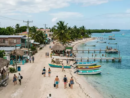 Editorialbild im Reisemagazin-Stil vom Wahrzeichen Caye Caulker in Caye Caulker Belize, ausgewogene Bildgestaltung und natuerliches - Foto: THN