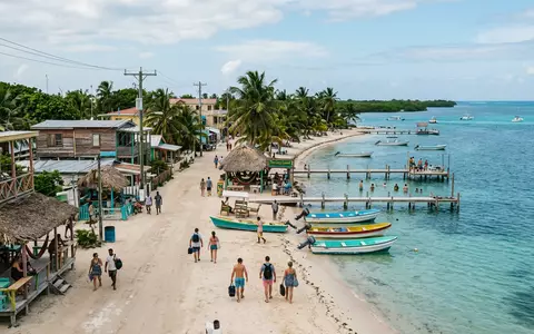 Editorialbild im Reisemagazin-Stil vom Wahrzeichen Caye Caulker in Caye Caulker Belize, ausgewogene Bildgestaltung und natuerliches - Foto: THN