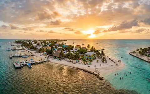Fotorealistische Panoramaaufnahme von Caye Caulker in Caye Caulker Belize, warmes Abendlicht auf Wahrzeichen - Foto: THN