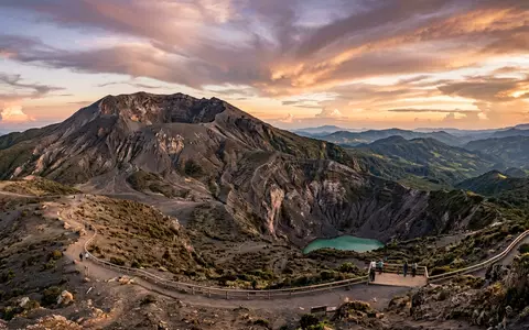 Fotorealistische Panoramaaufnahme von Irazu-Vulkan in Cartago Costa Rica, warmes Abendlicht auf Wahrzeichen - Foto: THN