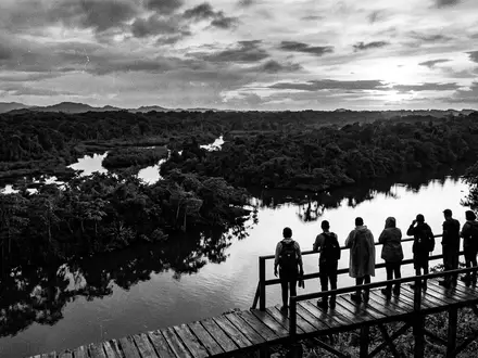 Schwarzweiss-Reportagebild vom Wahrzeichen Tortuguero-Nationalpark in Tortuguero Costa Rica, dokumentarische Reisefotografie mit starken Kontrasten - Foto: THN