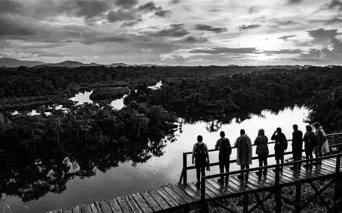 Schwarzweiss-Reportagebild vom Wahrzeichen Tortuguero-Nationalpark in Tortuguero Costa Rica, dokumentarische Reisefotografie mit starken Kontrasten - Foto: THN