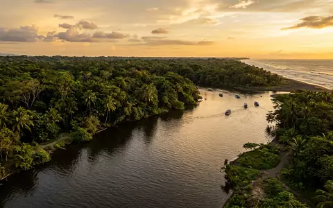 Fotorealistische Panoramaaufnahme von Tortuguero-Nationalpark in Tortuguero Costa Rica, warmes Abendlicht auf Wahrzeichen - Foto: THN