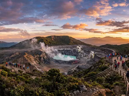Fotorealistische Panoramaaufnahme von Poas-Vulkan in Alajuela Costa Rica, warmes Abendlicht auf Wahrzeichen - Foto: THN