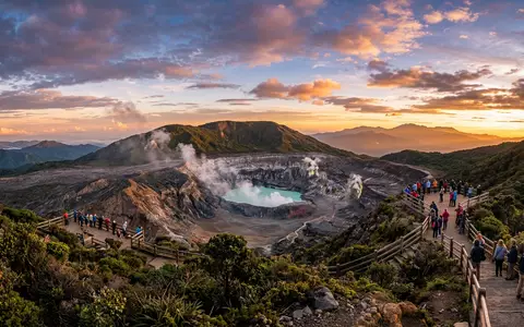 Fotorealistische Panoramaaufnahme von Poas-Vulkan in Alajuela Costa Rica, warmes Abendlicht auf Wahrzeichen - Foto: THN