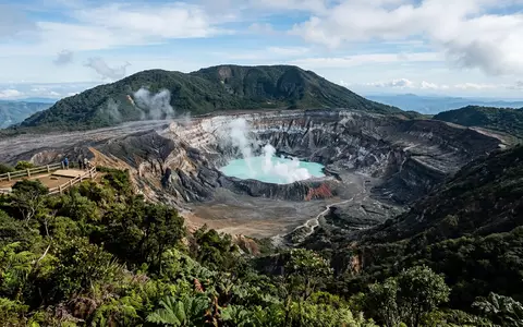 Editorialbild im Reisemagazin-Stil vom Wahrzeichen Poas-Vulkan in Alajuela Costa Rica, ausgewogene Bildgestaltung und natuerliches Umgebungslicht - Foto: THN
