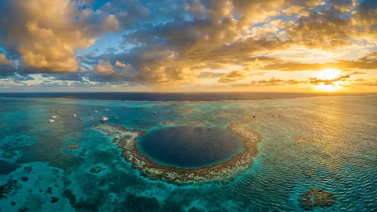 Fotorealistische Ansicht von Great Blue Hole in Lighthouse Reef, Belize im Abendlicht