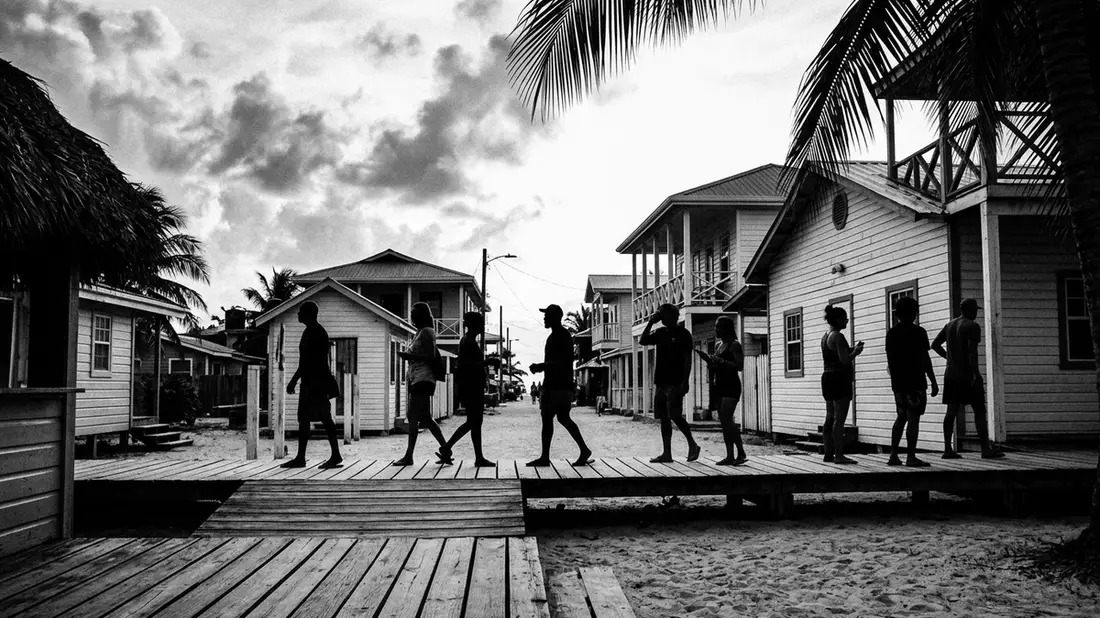 Schwarzweiss-Reportage vom Wahrzeichen Placencia Beach in Placencia, Belize