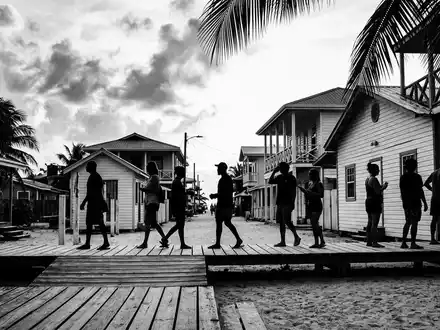 Schwarzweiss-Reportagebild vom Wahrzeichen Placencia Beach in Placencia Belize, dokumentarische Reisefotografie mit starken Kontrasten - Foto: THN