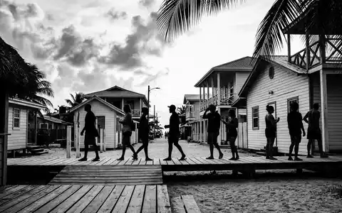 Schwarzweiss-Reportagebild vom Wahrzeichen Placencia Beach in Placencia Belize, dokumentarische Reisefotografie mit starken Kontrasten - Foto: THN