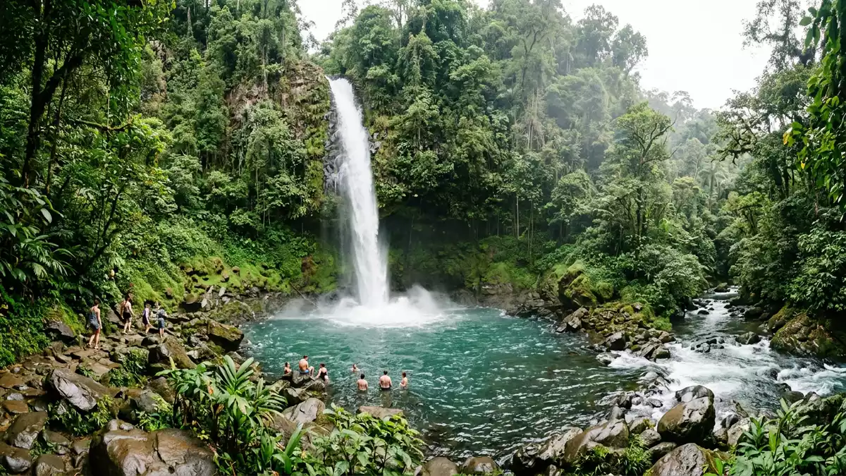 Editorial-Reisemagazinbild vom Wahrzeichen La-Fortuna-Wasserfall in La Fortuna, Costa Rica