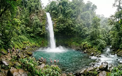 Editorialbild im Reisemagazin-Stil vom Wahrzeichen La-Fortuna-Wasserfall in La Fortuna Costa Rica, ausgewogene Bildgestaltung und natuerliches - Foto: THN