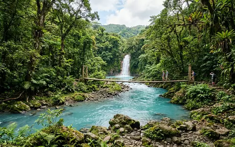 Editorialbild im Reisemagazin-Stil vom Wahrzeichen Rio Celeste in Upala Costa Rica, ausgewogene Bildgestaltung und natuerliches - Foto: THN