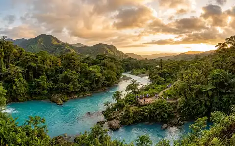 Fotorealistische Panoramaaufnahme von Rio Celeste in Upala Costa Rica, warmes Abendlicht auf Wahrzeichen - Foto: THN
