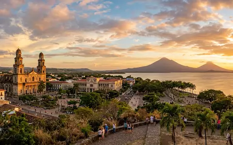 Fotorealistische Panoramaaufnahme von Managua Altstadt in Managua Nicaragua, warmes Abendlicht auf Wahrzeichen - Foto: THN
