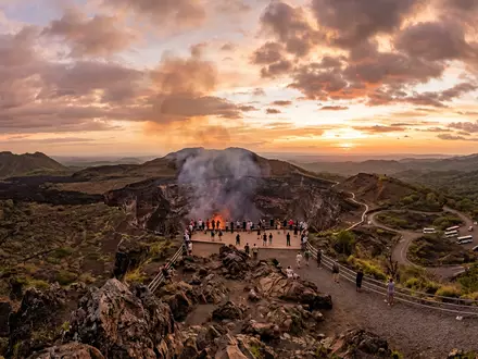 Fotorealistische Panoramaaufnahme von Masaya-Vulkan-Nationalpark in Masaya Nicaragua, warmes Abendlicht auf Wahrzeichen im Reisemotiv - Foto: THN