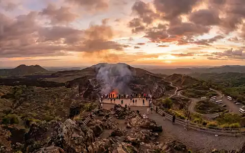 Fotorealistische Panoramaaufnahme von Masaya-Vulkan-Nationalpark in Masaya Nicaragua, warmes Abendlicht auf Wahrzeichen im Reisemotiv - Foto: THN