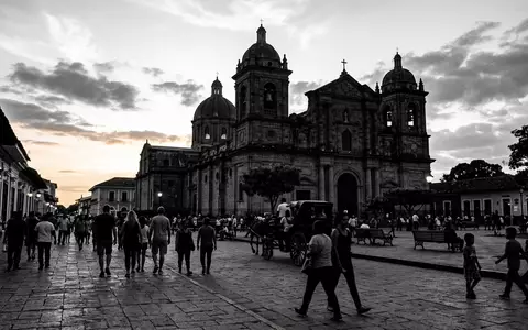 Schwarzweiss-Reportagebild vom Wahrzeichen Granada Nicaragua in Granada Nicaragua, dokumentarische Reisefotografie mit starken Kontrasten - Foto: THN