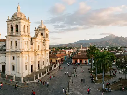 Editorialbild im Reisemagazin-Stil vom Wahrzeichen Kathedrale von Leon in Leon Nicaragua, ausgewogene Bildgestaltung und natuerliches - Foto: THN