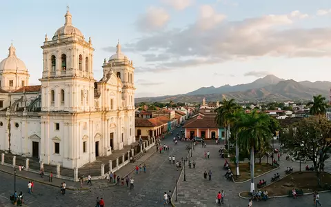 Editorialbild im Reisemagazin-Stil vom Wahrzeichen Kathedrale von Leon in Leon Nicaragua, ausgewogene Bildgestaltung und natuerliches - Foto: THN