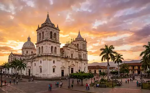 Fotorealistische Panoramaaufnahme von Kathedrale von Leon in Leon Nicaragua, warmes Abendlicht auf Wahrzeichen - Foto: THN