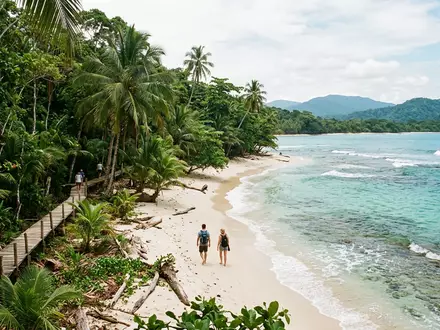 Editorialbild im Reisemagazin-Stil vom Wahrzeichen Cahuita-Nationalpark in Cahuita Costa Rica, ausgewogene Bildgestaltung und natuerliches Umgebungslicht - Foto: THN