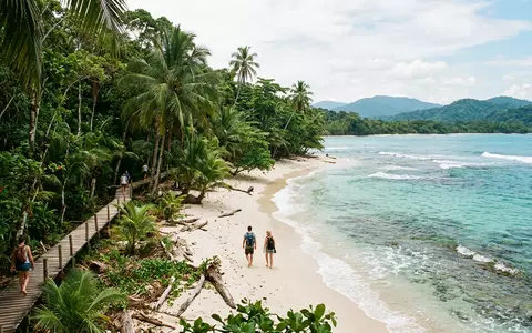 Editorialbild im Reisemagazin-Stil vom Wahrzeichen Cahuita-Nationalpark in Cahuita Costa Rica, ausgewogene Bildgestaltung und natuerliches Umgebungslicht - Foto: THN