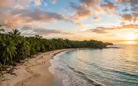 Fotorealistische Panoramaaufnahme von Cahuita-Nationalpark in Cahuita Costa Rica, warmes Abendlicht auf Wahrzeichen - Foto: THN
