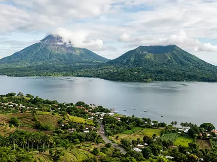 Editorialbild im Reisemagazin-Stil vom Wahrzeichen Ometepe-Insel in Ometepe Nicaragua, ausgewogene Bildgestaltung und natuerliches Umgebungslicht - Foto: THN