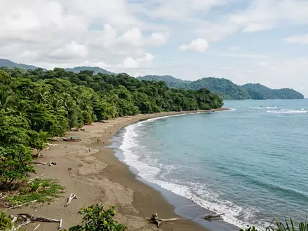 Editorialbild im Reisemagazin-Stil vom Wahrzeichen Corcovado-Nationalpark in Puerto Jimenez Costa Rica, ausgewogene Bildgestaltung und natuerliches - Foto: THN