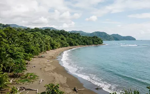Editorialbild im Reisemagazin-Stil vom Wahrzeichen Corcovado-Nationalpark in Puerto Jimenez Costa Rica, ausgewogene Bildgestaltung und natuerliches - Foto: THN