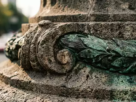 Extreme Makroaufnahme eines Materialdetails am Wahrzeichen Paseo de la Reforma in Mexiko-Stadt Mexiko, taktile Struktur - Foto: THN