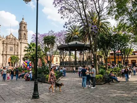 Editorialbild im Reisemagazin-Stil vom Wahrzeichen Coyoacan in Mexiko-Stadt Mexiko, ausgewogene Bildgestaltung und natuerliches Umgebungslicht - Foto: THN