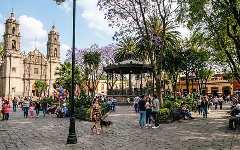 Editorialbild im Reisemagazin-Stil vom Wahrzeichen Coyoacan in Mexiko-Stadt Mexiko, ausgewogene Bildgestaltung und natuerliches Umgebungslicht - Foto: THN