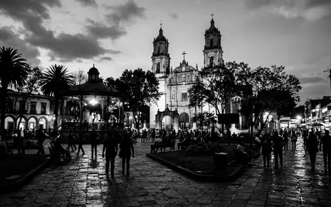 Schwarzweiss-Reportagebild vom Wahrzeichen Coyoacan in Mexiko-Stadt Mexiko, dokumentarische Reisefotografie mit starken Kontrasten - Foto: THN