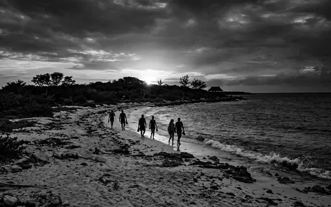 Schwarzweiss-Reportagebild vom Wahrzeichen Isla Contoy in Isla Contoy Mexiko, dokumentarische Reisefotografie mit starken Kontrasten - Foto: THN
