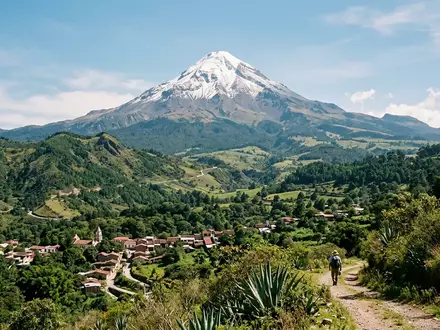 Editorialbild im Reisemagazin-Stil vom Wahrzeichen Pico de Orizaba in Orizaba Mexiko, ausgewogene Bildgestaltung und natuerliches - Foto: THN