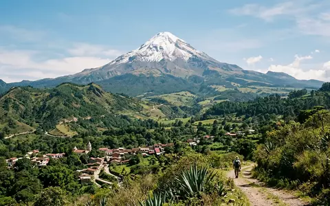 Editorialbild im Reisemagazin-Stil vom Wahrzeichen Pico de Orizaba in Orizaba Mexiko, ausgewogene Bildgestaltung und natuerliches - Foto: THN