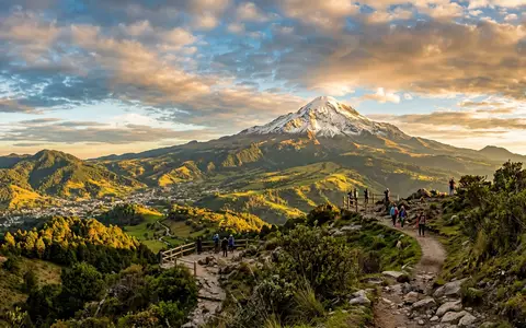 Fotorealistische Panoramaaufnahme von Pico de Orizaba in Orizaba Mexiko, warmes Abendlicht auf Wahrzeichen - Foto: THN