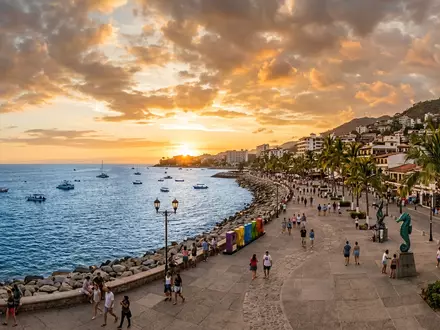 Fotorealistische Panoramaaufnahme von Malecón Puerto Vallarta in Puerto Vallarta Mexiko, warmes Abendlicht auf Wahrzeichen - Foto: THN