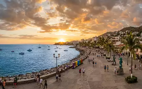 Fotorealistische Panoramaaufnahme von Malecón Puerto Vallarta in Puerto Vallarta Mexiko, warmes Abendlicht auf Wahrzeichen - Foto: THN