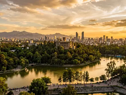 Fotorealistische Panoramaaufnahme von Chapultepec-Park in Mexiko-Stadt Mexiko, warmes Abendlicht auf Wahrzeichen im Reisemotiv - Foto: THN