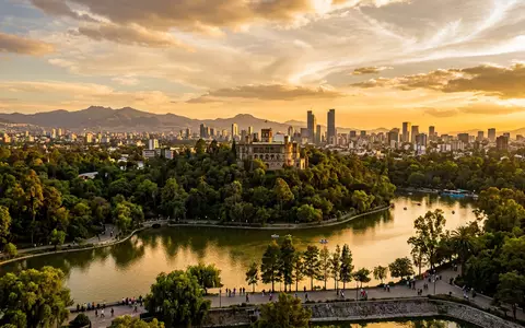 Fotorealistische Panoramaaufnahme von Chapultepec-Park in Mexiko-Stadt Mexiko, warmes Abendlicht auf Wahrzeichen im Reisemotiv - Foto: THN