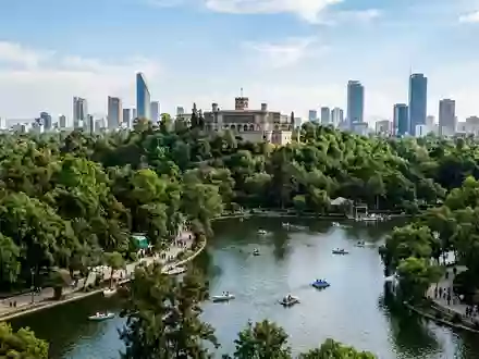 Editorialbild im Reisemagazin-Stil vom Wahrzeichen Chapultepec-Park in Mexiko-Stadt Mexiko, ausgewogene Bildgestaltung und natuerliches Umgebungslicht - Foto: THN