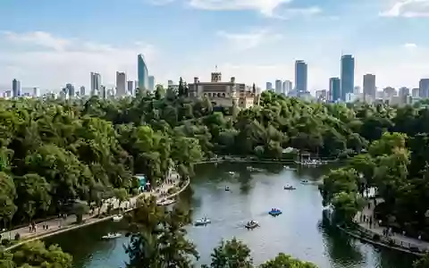 Editorialbild im Reisemagazin-Stil vom Wahrzeichen Chapultepec-Park in Mexiko-Stadt Mexiko, ausgewogene Bildgestaltung und natuerliches Umgebungslicht - Foto: THN