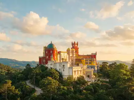 Fotorealistische Panoramaaufnahme von Schloss Pena Sintra in Sintra Portugal, warmes Abendlicht auf Wahrzeichen - Foto: THN