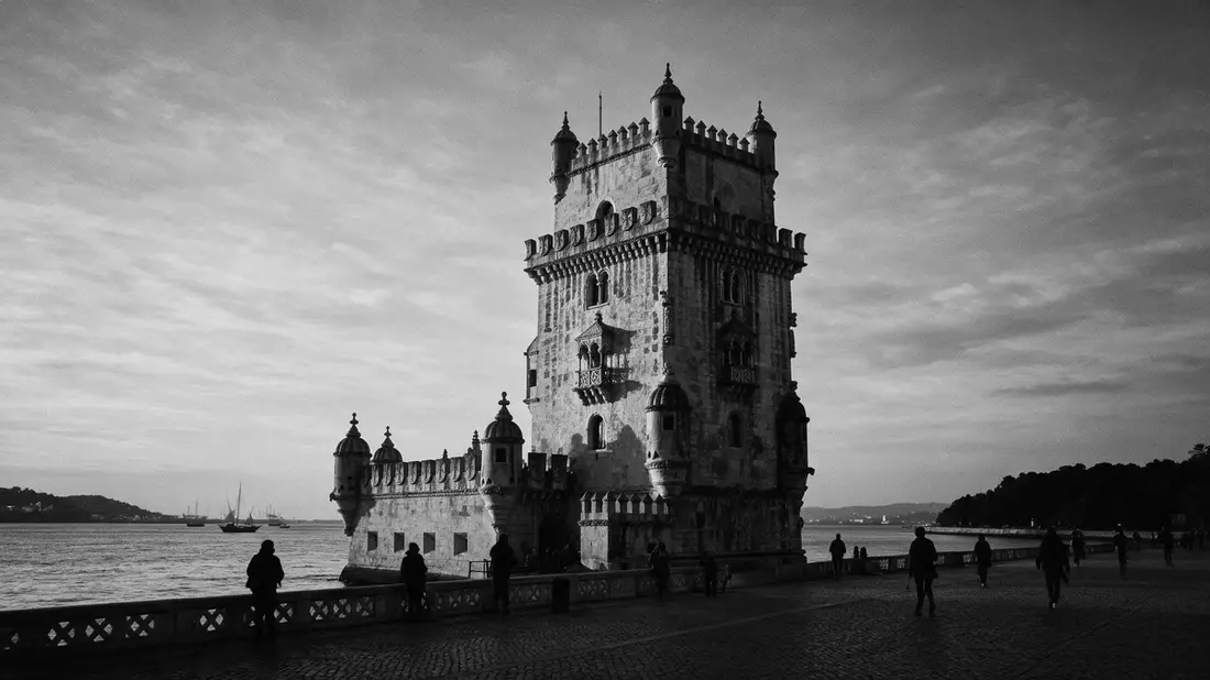 Schwarzweiss-Reportage vom Wahrzeichen Turm von Belém in Lissabon, Portugal