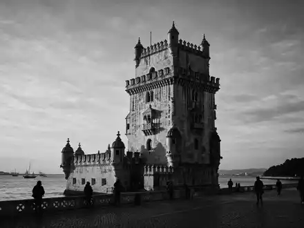 Schwarzweiss-Reportagebild vom Wahrzeichen Turm von Belém in Lissabon Portugal, dokumentarische Reisefotografie mit starken Kontrasten - Foto: THN
