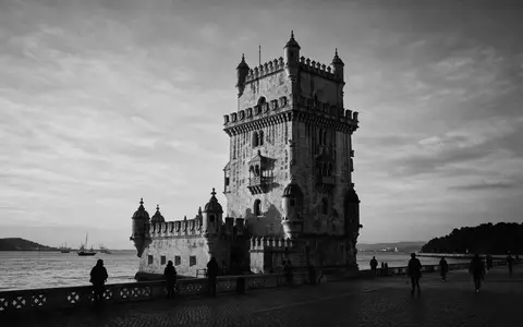 Schwarzweiss-Reportagebild vom Wahrzeichen Turm von Belém in Lissabon Portugal, dokumentarische Reisefotografie mit starken Kontrasten - Foto: THN